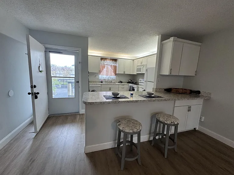 1310 NE 14th Ct #K19 — Photo 6