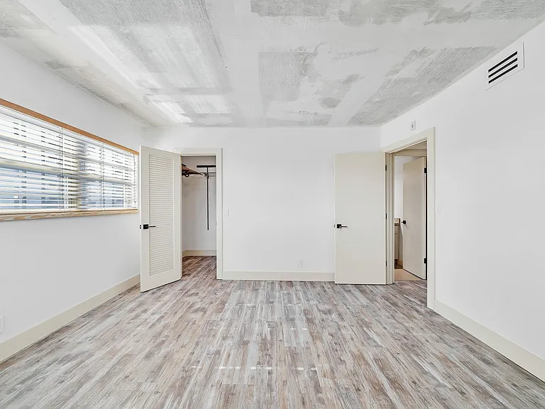 3051 NE 48th St #301 — Photo 31