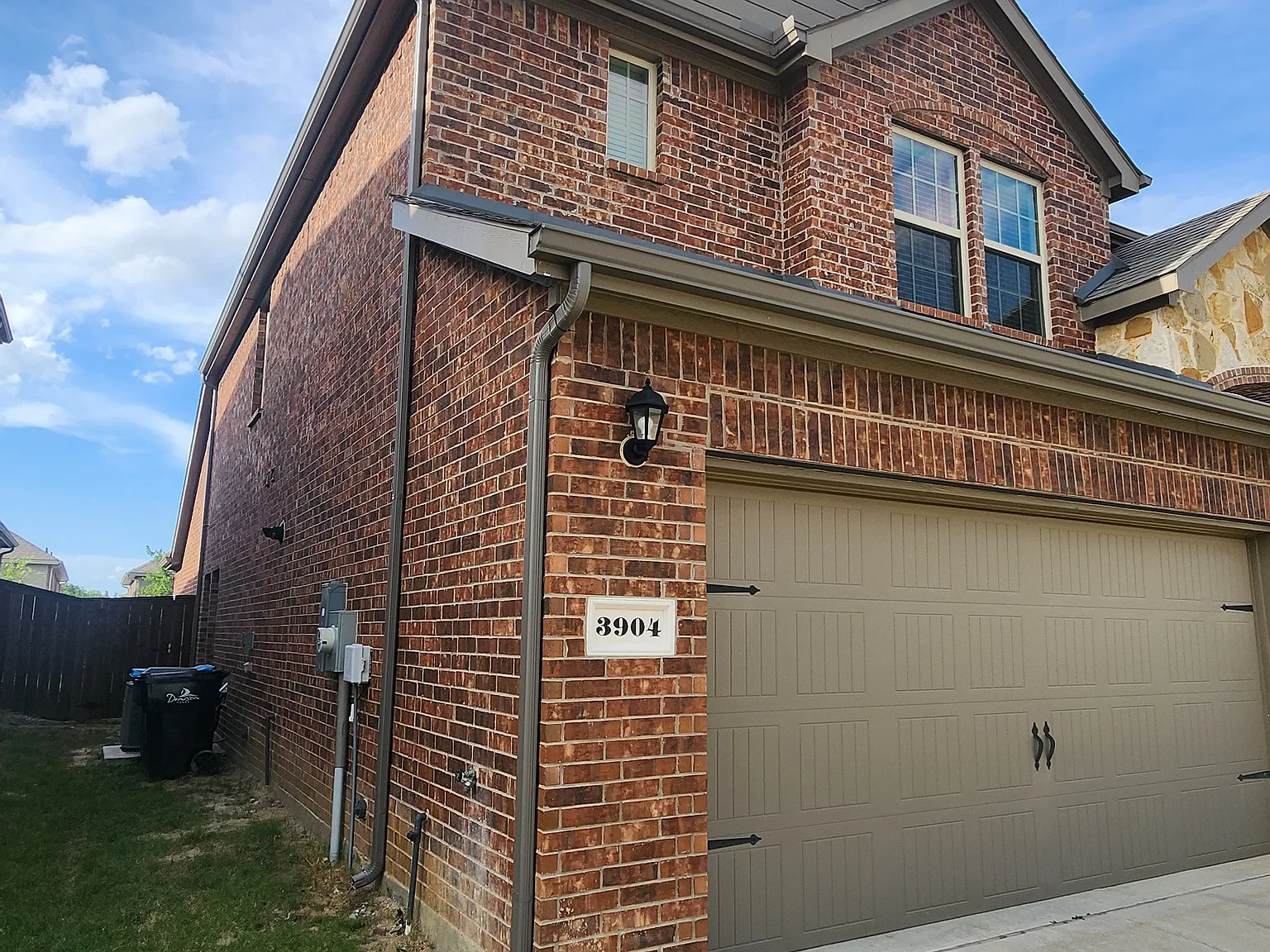 3 bed, 3.5 bath, 2205 sqft, $2,095 — Photo 2