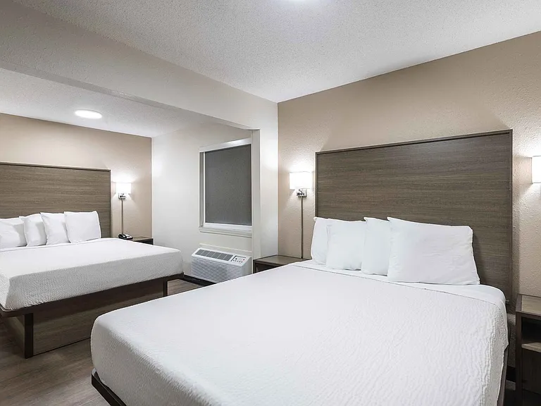 Deluxe Studio - 1 Queen and 1 Full Bed
