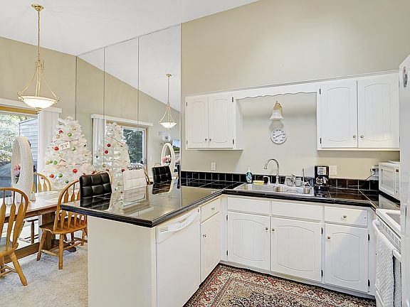 2-Ridge-Cliff-Drive-Eagan-MN-55122-4_12302022