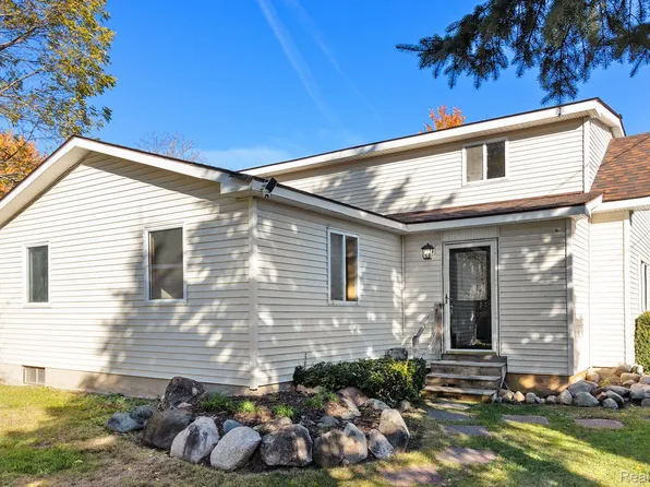 409 Fenwick St, Holly, MI 48442