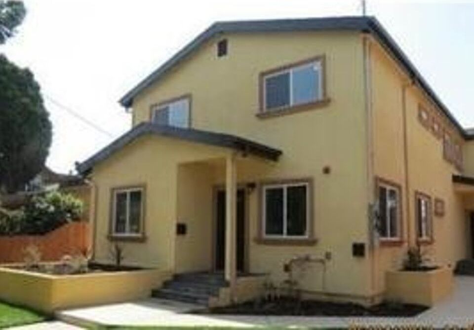 1st image of 858 W 43rd Pl