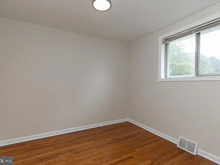 410 Woodlawn Ave — Photo 28
