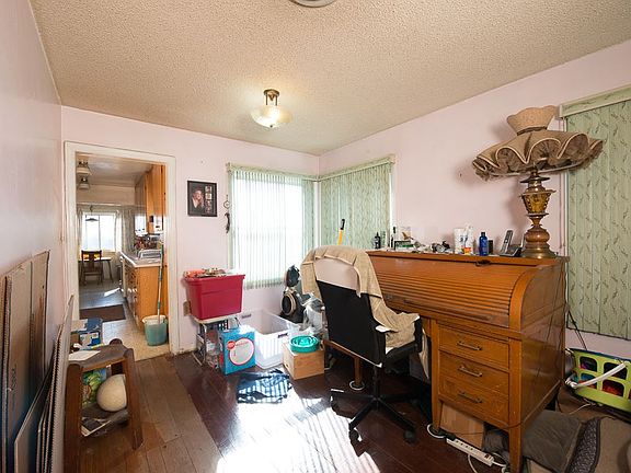 5th image of 2566 Truman Ave