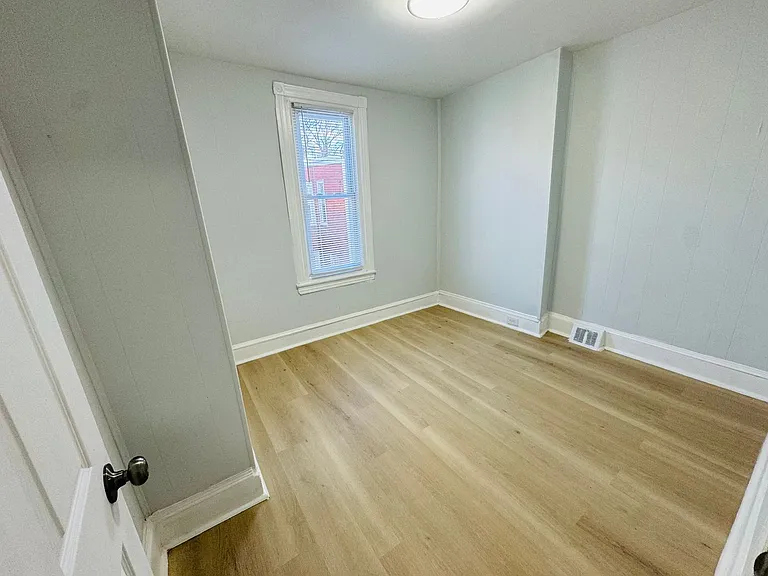 1415 N Hobart St — Photo 10