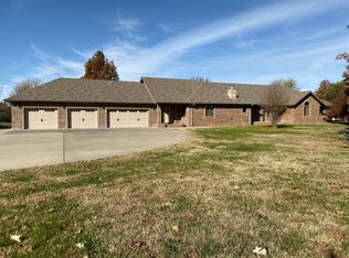 1945 N Market Ave, Bolivar, MO 65613