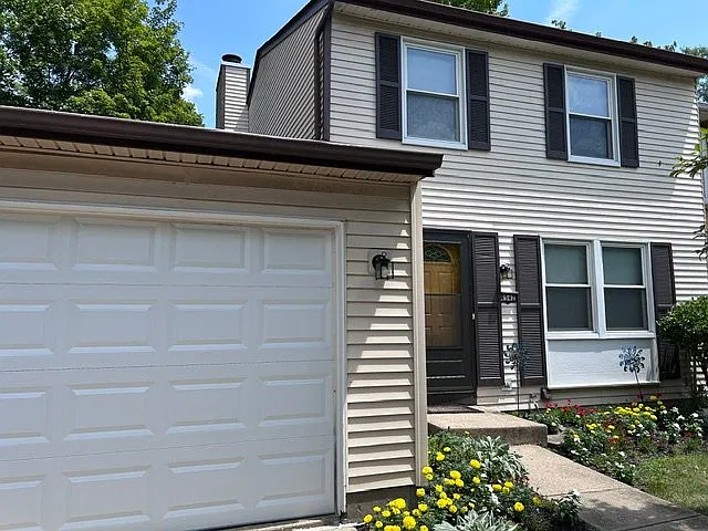 Beautiful Townhome, Three Floors of Living Space, Two Decks, and Garage — Photo 2