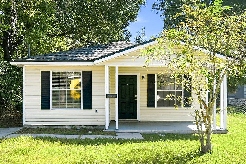 3 bed, 2.0 bath, 1077 sqft, $1,290 — Photo 1