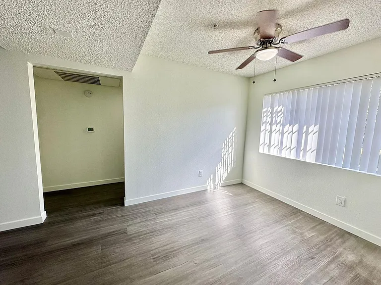 Nelson Apartments (Silver Tree Terrace) — Photo 11