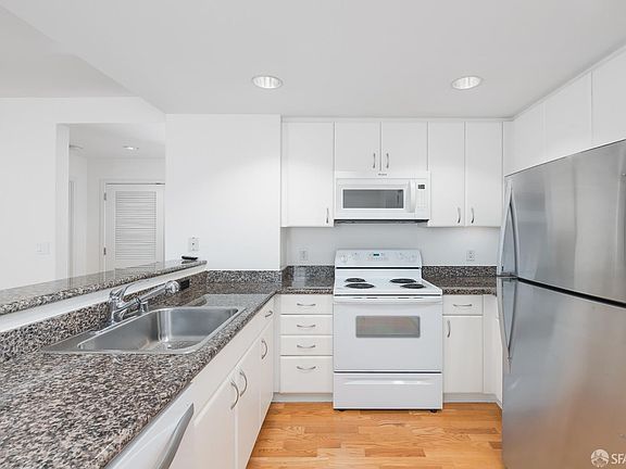5th image of 250 King St Unit 556
