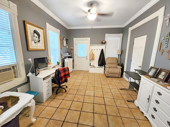 3rd image of 833 Superior St