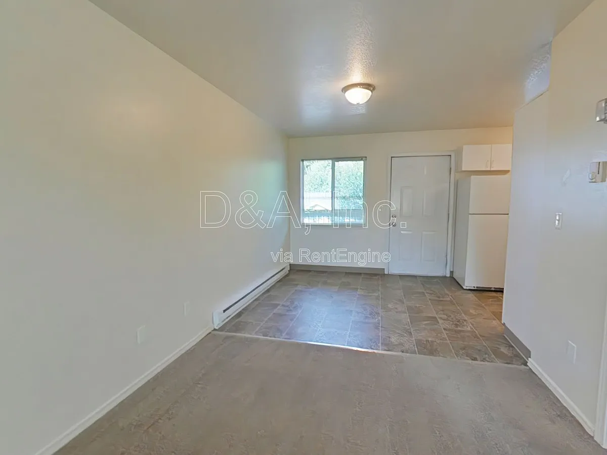 Building Photo - 725 SW 13th St #8