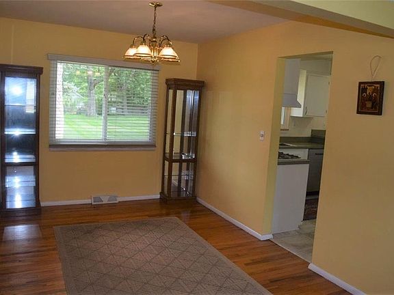 5th image of 487 Jeannette Dr