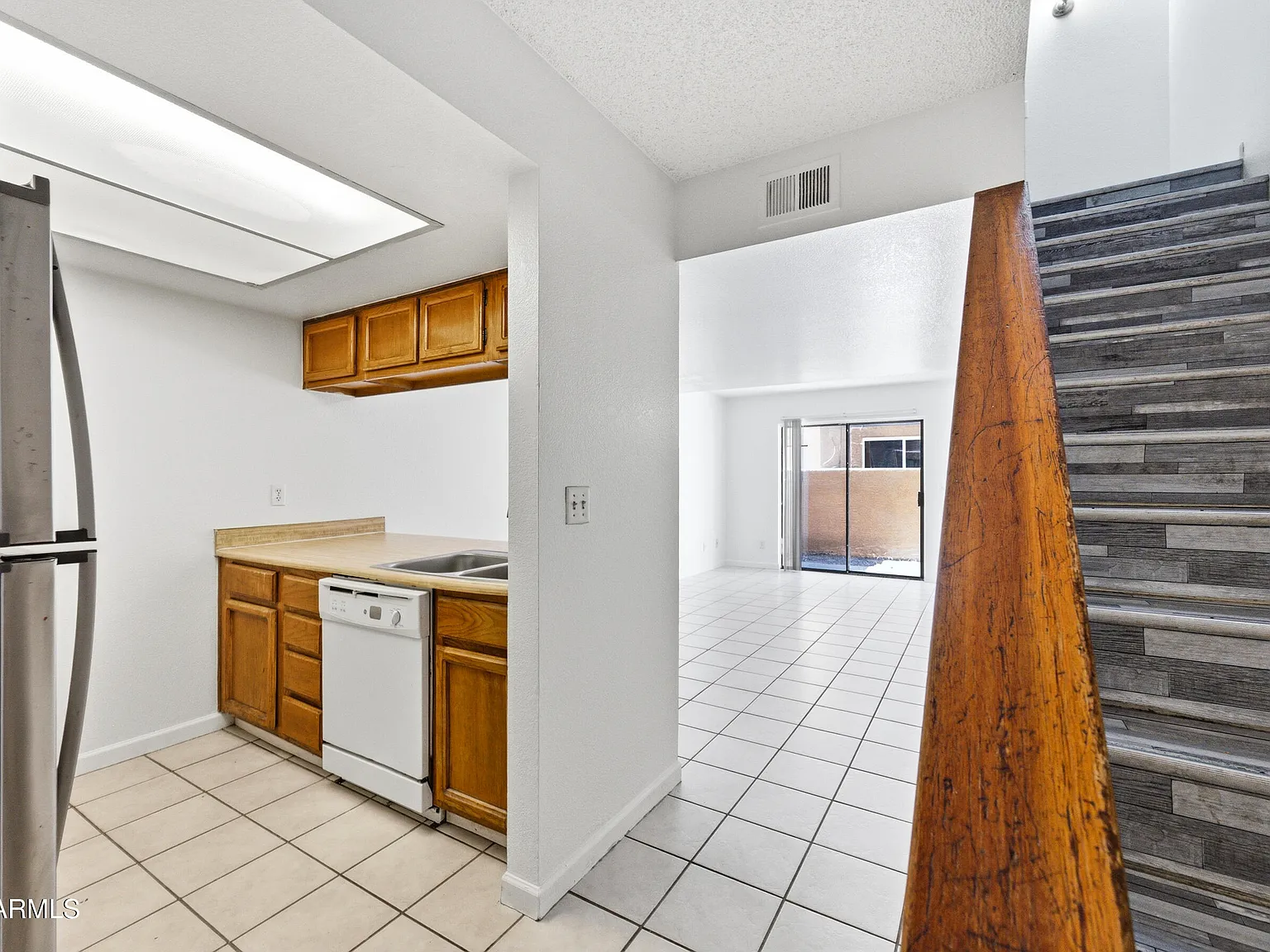 2 bed, 3.0 bath, 999 sqft, $1,350 — Photo 2