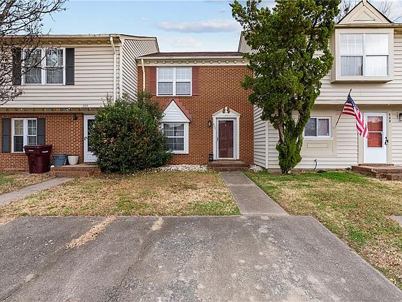 2nd image of 802 Sutherland Arch