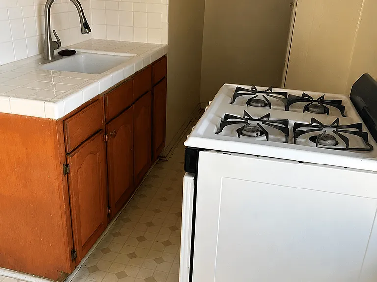 2500 S Hobart Blvd — Photo 11