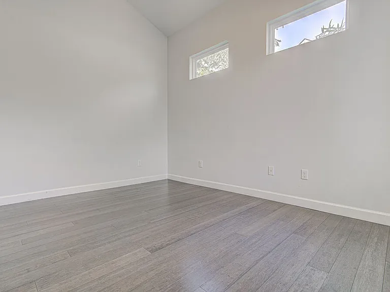 2406 E 16th St — Photo 16