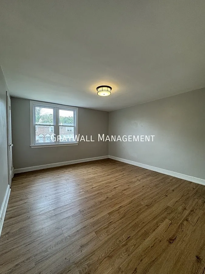 $2,050 - 3 Bedroom 1 Bathroom House In Collingdale With Great Amenities — Photo 3