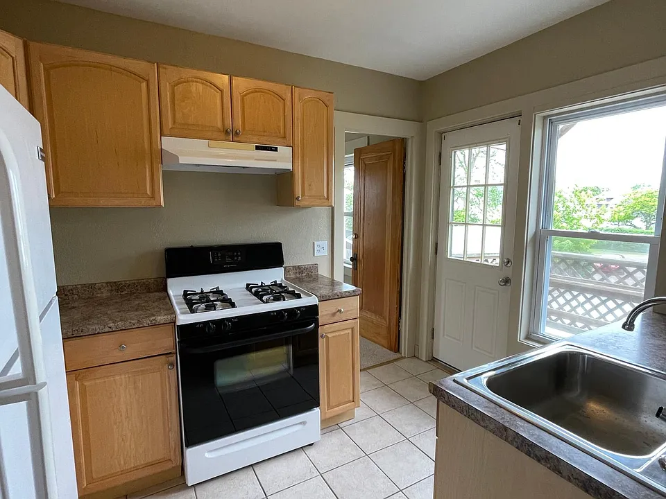 253 W Hazeltine Ave #18
