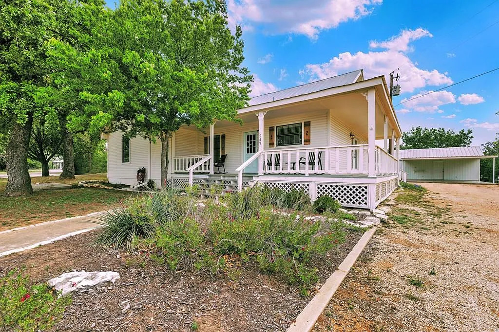 3 bed, 1366 sqft, $2,600 — Photo 1
