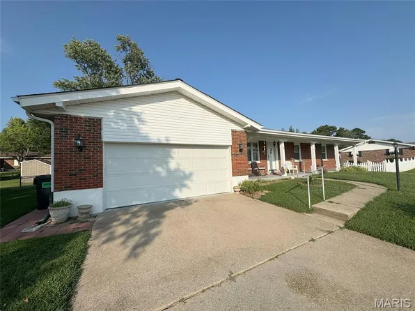 910 Fox Hill Rd, Saint Charles, MO 63301