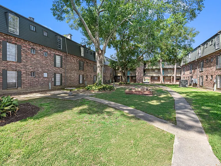 Park East Apartments — Photo 1