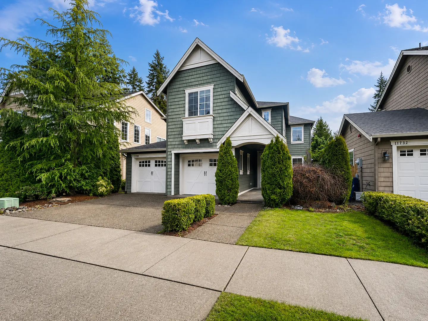 Spacious 5-Bed, 2.5-Bath Single-Family Home in Redmond — Photo 2