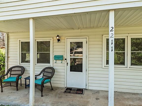 4th image of 2211 S Hawthorne Rd