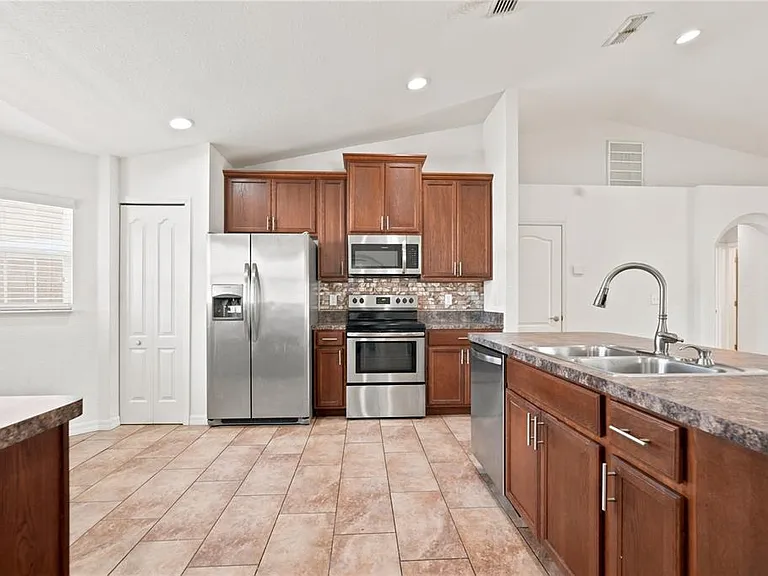 650 Hidden Lakes Ct — Photo 4