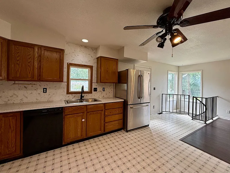 348 S Derby Ave — Photo 23