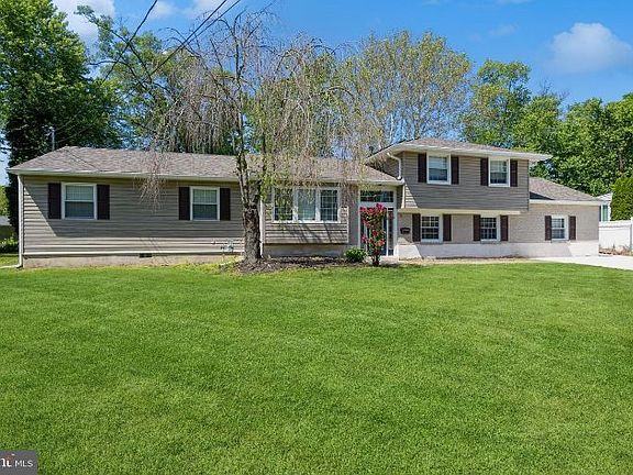 3rd image of 3 Buttonwood Ct