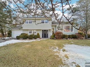 39 Billingsley Dr, Livingston, NJ 07039