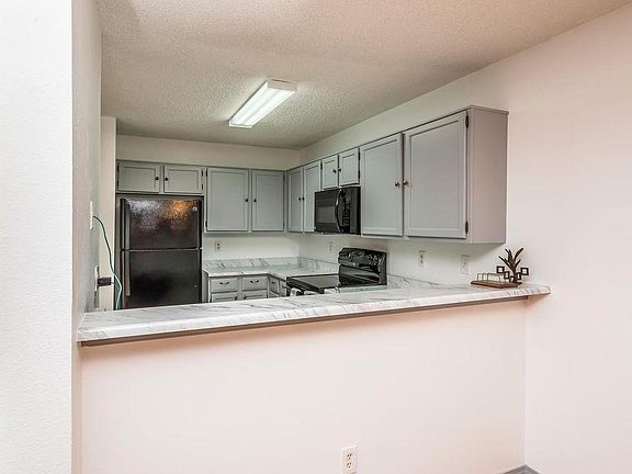Dining area looking into kithen