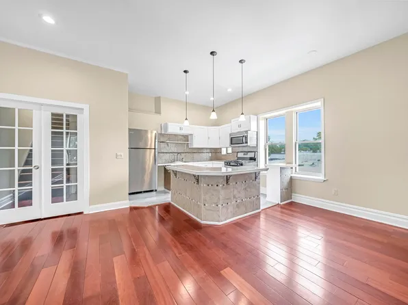 240 Clendenny Avenue image 10 of 40