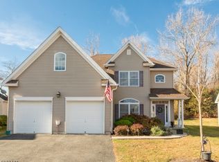 39 Bluffs Ct, Hamburg, NJ 07419