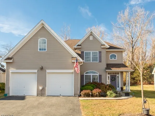 39 Bluffs Ct, Hamburg Boro, NJ 07419