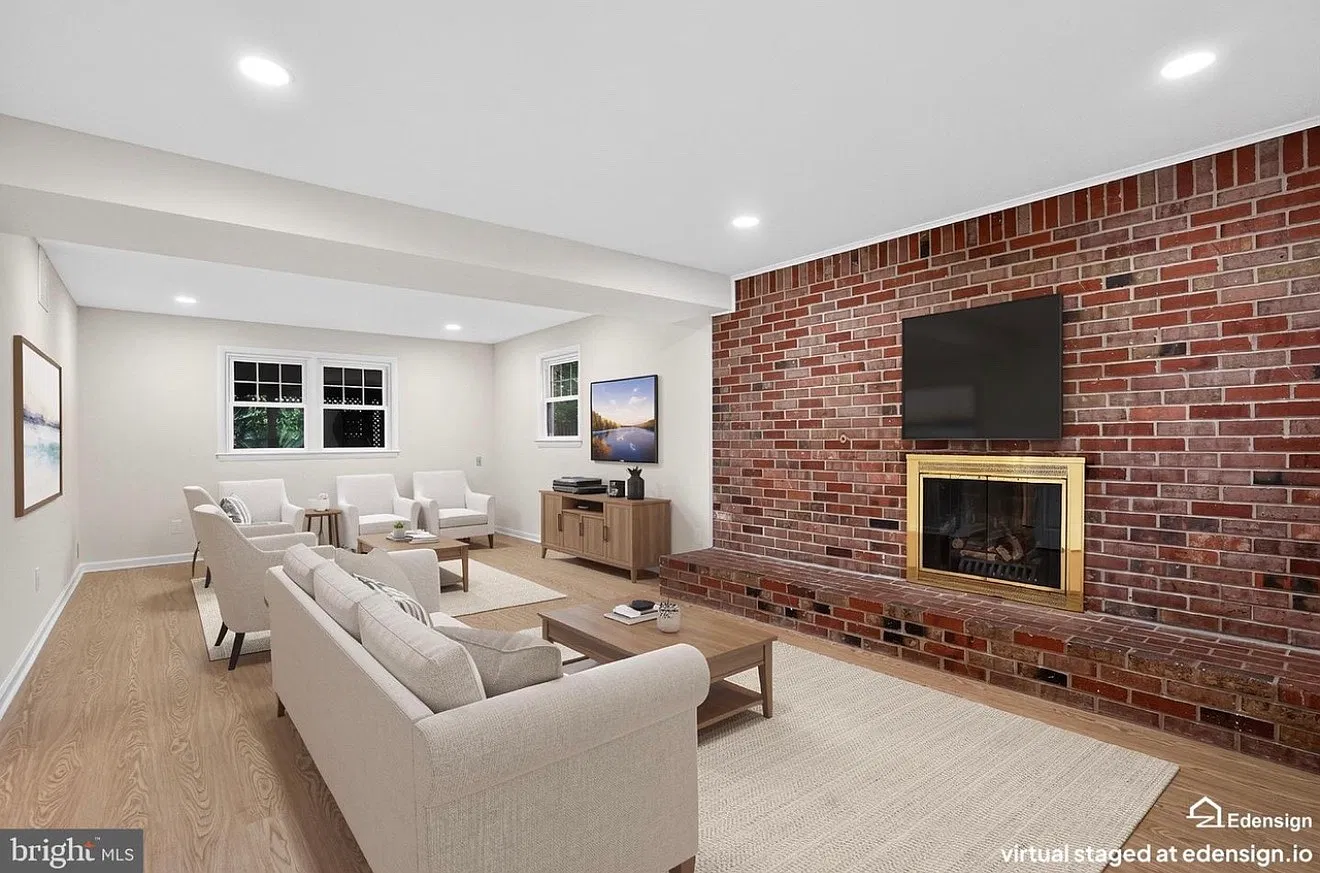3 bed, 1255 sqft, $2,200 — Photo 1