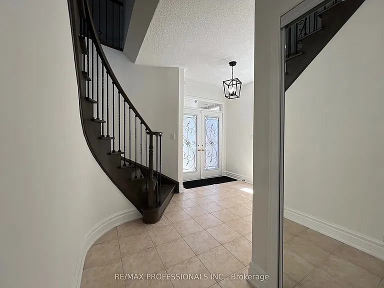 3895 Henrietta Way #MAIN — Photo 4