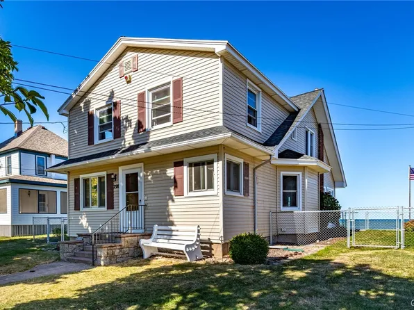 2520 Edgemere Dr, Rochester, NY 14612