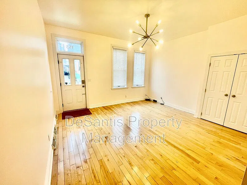 3 bed, 1.5 bath, 1500 sqft, $2,400 — Photo 3