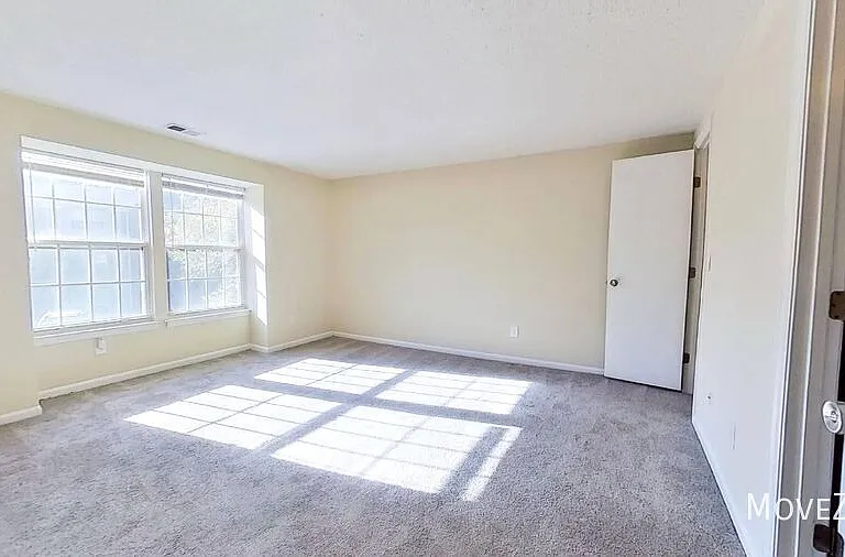 1641 Arlyn Cres E — Photo 12