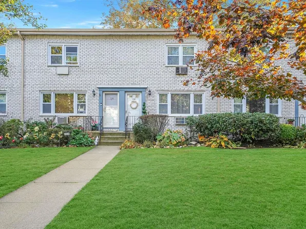 126 Cardinal Lane #126, Islip, NY 11751