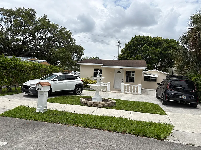 706 Glenn Pkwy — Photo 1