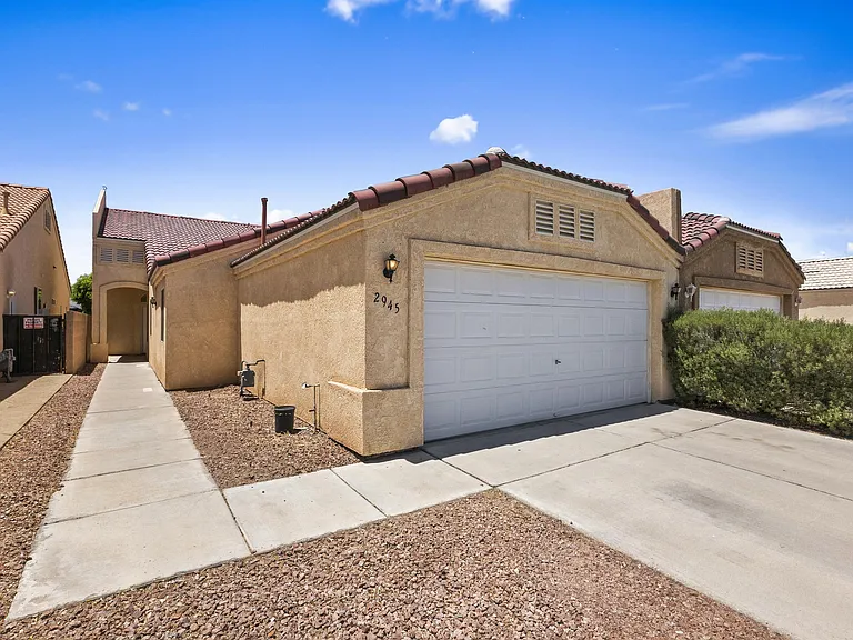 2945 Country Club Dr — Photo 1