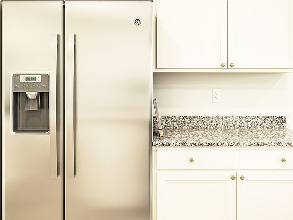 Kitchen with 4 granite backsplash