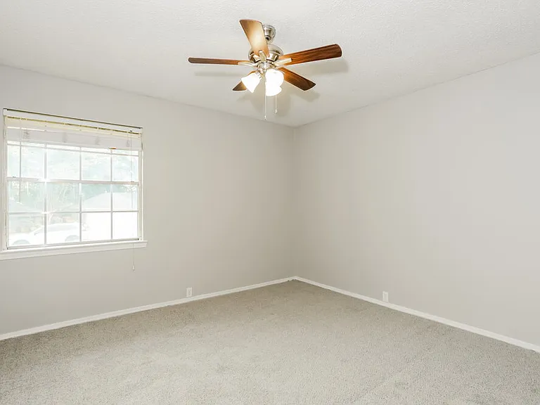 223 N Willow St — Photo 12