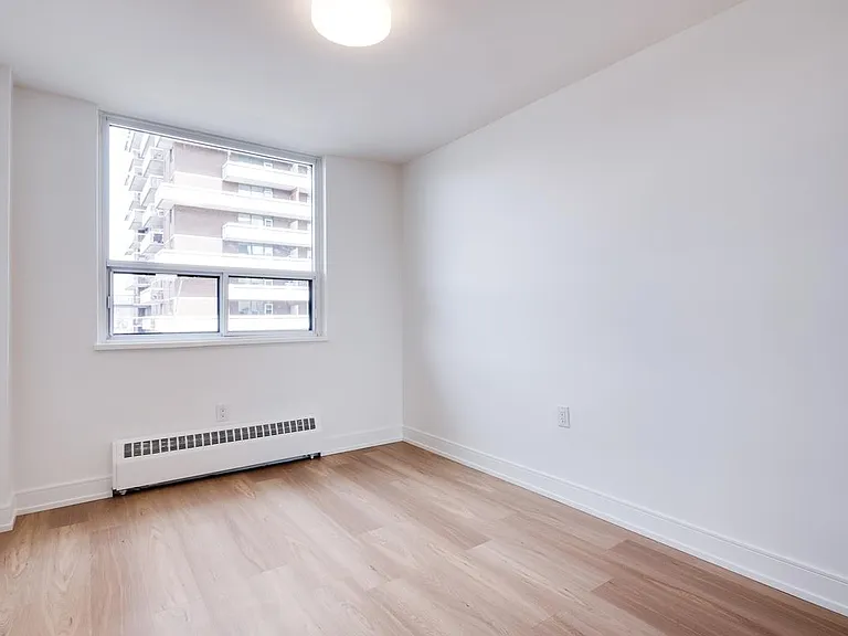 28 Helene St N — Photo 10