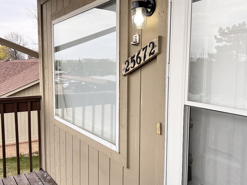 balcony with screen door & working light