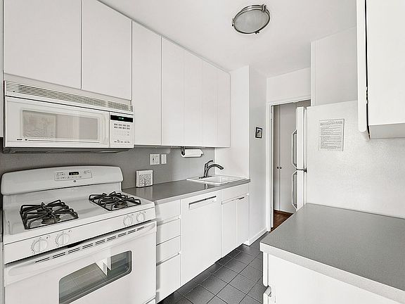 3rd image of 15 W 72nd St APT 16V